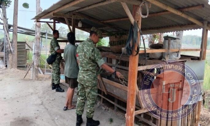 Jaga Lingkungan Tetap Asri, Babinsa Ingatkan Peternak Kambing Antisipasi Bau Kandang