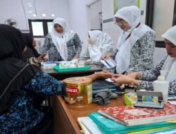 Bd. Hj. Nanik, Sosok Inspiratif Bidan Lamongan yang Menggerakkan Sinergi untuk Kesehatan Perempuan dan Anak