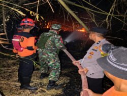 Kebakaran Semak dan Rumpun Bambu Ancam Permukiman, TNI dan Damkar Turun Tangan