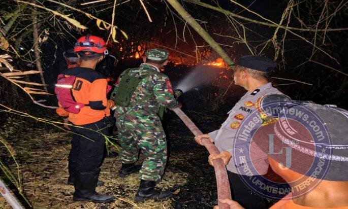 Kebakaran Semak dan Rumpun Bambu Ancam Permukiman, TNI dan Damkar Turun Tangan