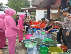 Polres Pasuruan Bersama Bhayangkari Salurkan Air Bersih dan Bansos untuk Warga Jatiarjo