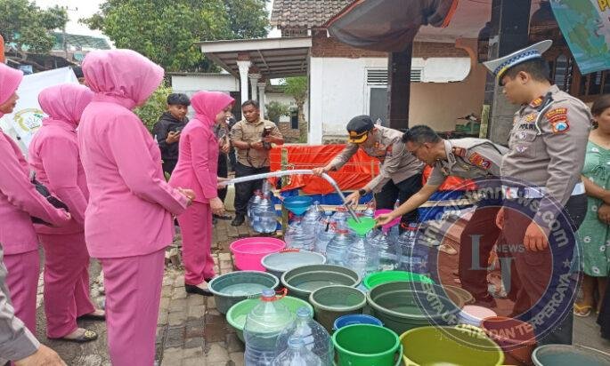 Polres Pasuruan Bersama Bhayangkari Salurkan Air Bersih dan Bansos untuk Warga Jatiarjo