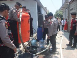 Atasi Kekeringan, Polres Blitar Kota Salurkan 3.000 Liter Air Bersih ke Kelurahan Sentul