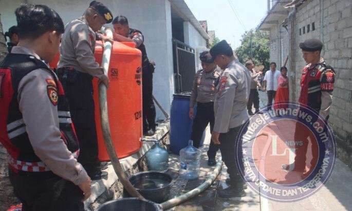 Atasi Kekeringan, Polres Blitar Kota Salurkan 3.000 Liter Air Bersih ke Kelurahan Sentul