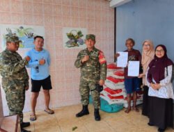 Babinsa Dampingi Droping Pupuk, Pastikan Kebutuhan Petani Terpenuhi