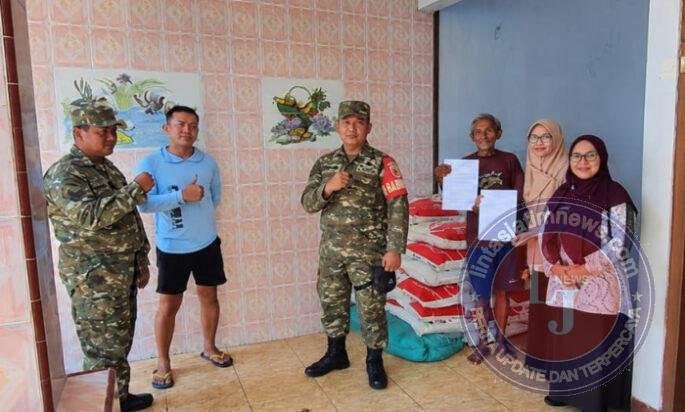 Babinsa Dampingi Droping Pupuk, Pastikan Kebutuhan Petani Terpenuhi