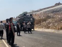 Polresta Malang Kota Kerahkan Mobil Water Cannon Bantu Tangani Kebakaran TPA Supit Urang