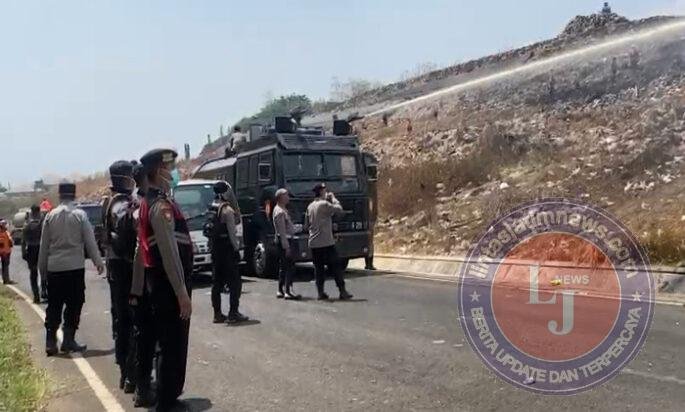 Polresta Malang Kota Kerahkan Mobil Water Cannon Bantu Tangani Kebakaran TPA Supit Urang