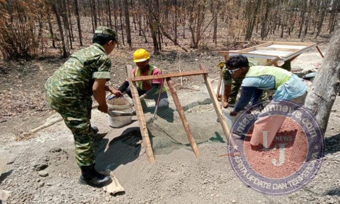 Babinsa Denanyar Turun ke Jalan, Bersama Warga Benahi Akses Dukuh Pule
