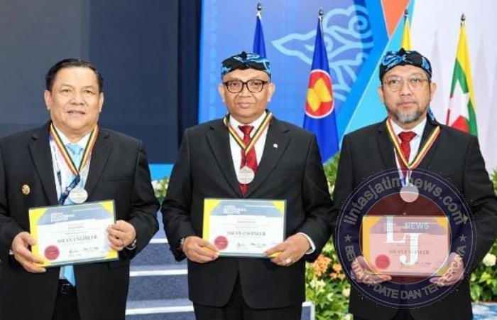 Raih Gelar ASEAN Eng., Wamenaker Afriansyah Noor Dorong Produktivitas Tenaga Kerja
