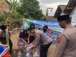 Polres Pasuruan Salurkan Air Bersih untuk Warga Terdampak Karhutla