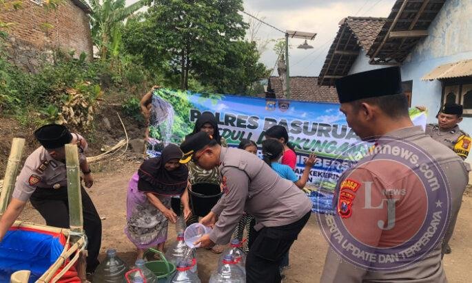 Polres Pasuruan Salurkan Air Bersih untuk Warga Terdampak Karhutla