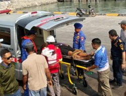 Mendadak Sesak Napas di Kapal, Satpolairud Polres Gresik Bantu Evakuasi ABK ke Rumah Sakit