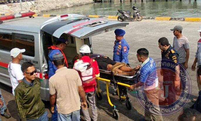 Mendadak Sesak Napas di Kapal, Satpolairud Polres Gresik Bantu Evakuasi ABK ke Rumah Sakit