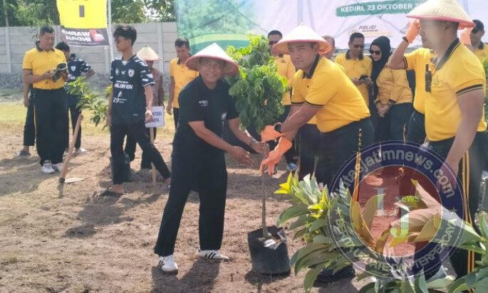 Polres Kediri Tanam Puluhan Bibit Pohon Dukung Kelestarian Alam Wujudkan Program Green Policing Kapolri