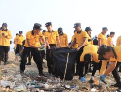 Green Policing : Polresta Tuban Bersihkan Sampah dan Tanam 200 Cemara di Pantai Jenu