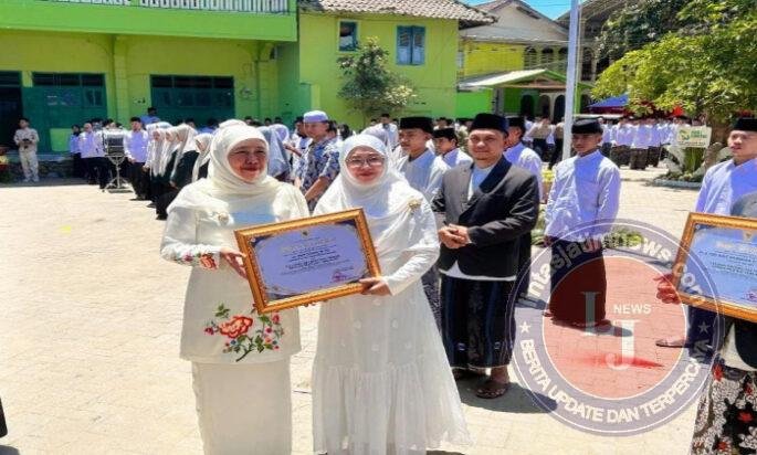 Dr. Maftuhah, M.Pd. Raih Penghargaan Lulusan Doktor Tercepat dan Cumlaude dari Gubernur Jawa Timur pada Hari Santri Nasional 2026