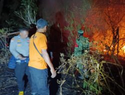Angin Kencang Picu Api Cepat Menjalar, Personel Kodim 0803/Madiun Bersama Petugas Padamkan Kebakaran di Kebonsari