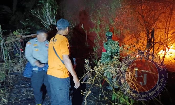 Angin Kencang Picu Api Cepat Menjalar, Personel Kodim 0803/Madiun Bersama Petugas Padamkan Kebakaran di Kebonsari