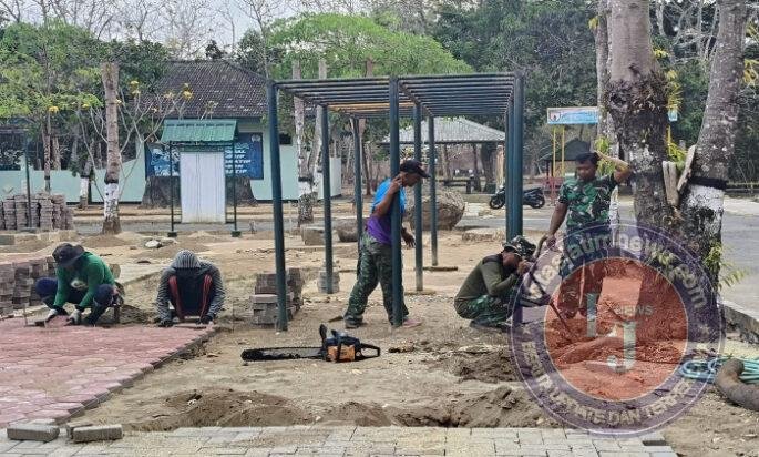 Ciptakan Lingkungan Rapi, Personel Kodim 0801/Pacitan Gotong Royong Pasang Paving Block