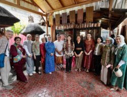 Kunjungi Desa Tenganan Pegringsingan, Seruni dan Dekranas Dukung Pelestarian Tenun Gringsing