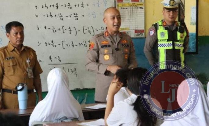 Kapolres Pelabuhan Tanjung Priok Turun Langsung Atur Lalu Lintas Muara Angke dan Berikan Motivasi Pendidikan kepada Siswa SMPN 261