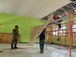 Babinsa Kodim Ponorogo Pendampingan Revitalisasi Gedung Sekolah Dorong Kemajuan Pembangunan di Desa Binaan