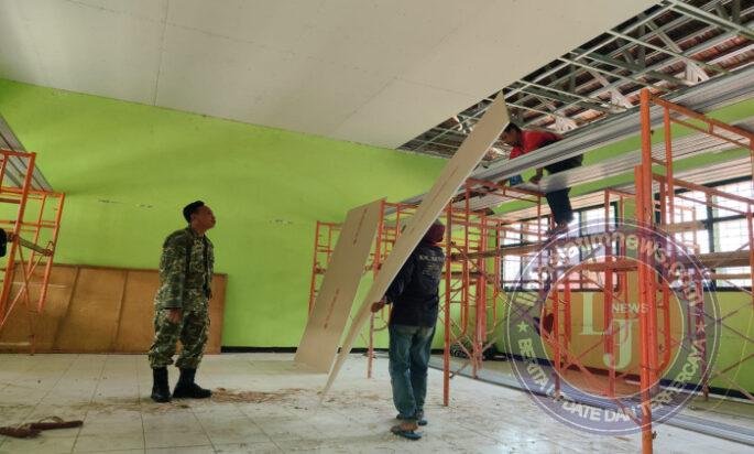 Babinsa Kodim Ponorogo Pendampingan Revitalisasi Gedung Sekolah Dorong Kemajuan Pembangunan di Desa Binaan