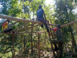 Dari Kebersamaan Tumbuh Kepedulian, Babinsa dan Warga Tileng Bangun Kandang Kambing