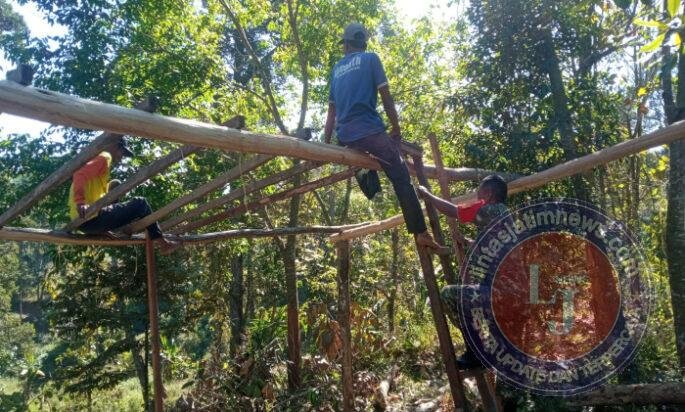 Dari Kebersamaan Tumbuh Kepedulian, Babinsa dan Warga Tileng Bangun Kandang Kambing