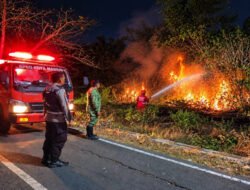 Api Membakar Rumpun Bambu di Kelun, TNI dan Damkar Bergerak Cegah Api Merembet ke Rumah Warga