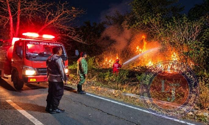 Api Membakar Rumpun Bambu di Kelun, TNI dan Damkar Bergerak Cegah Api Merembet ke Rumah Warga