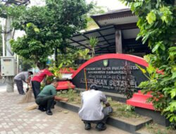 Wujud Kemanunggalan TNI-Rakyat, Babinsa Setabelan Ajak Linmas & Petugas Kebersihan Bersihkan Lingkungan Kelurahan