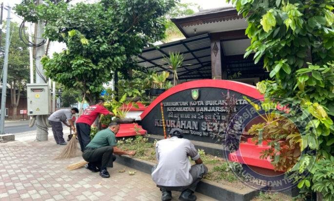 Wujud Kemanunggalan TNI-Rakyat, Babinsa Setabelan Ajak Linmas & Petugas Kebersihan Bersihkan Lingkungan Kelurahan