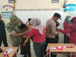 Lindungi Anak Sejak Dini, Babinsa Dampingi Imunisasi Siswa SDN Mendak