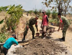 Gotong Royong Perbaiki Saluran Air, Babinsa Koramil Gemolong Bersama Warga Perkuat Irigasi Sawah di Jenalas