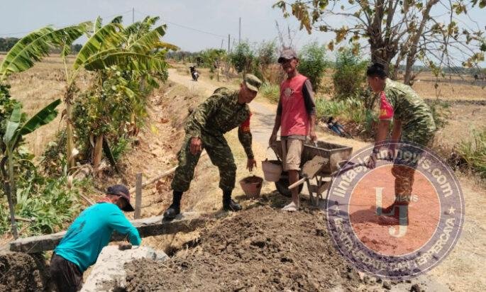 Gotong Royong Perbaiki Saluran Air, Babinsa Koramil Gemolong Bersama Warga Perkuat Irigasi Sawah di Jenalas