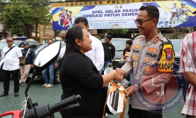 Senyum Sumringah Korban Curanmor,Polres Malang Kembalikan Motor Hasil Operasi Sikat Semeru