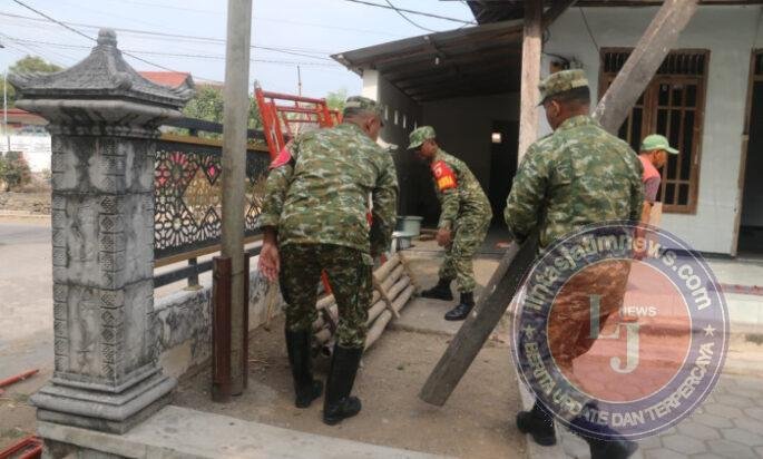 Karya Bakti TNI di Balerejo, Wujud Kepedulian terhadap Kenyamanan Tempat Ibadah Warga
