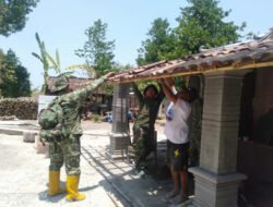 Rumah Warga Nyaris Bocor Parah, Babinsa Gercep Gotong Royong Perbaiki Genteng