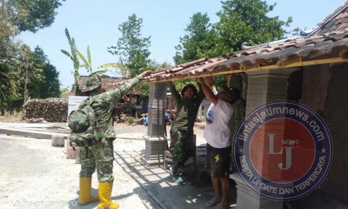 Rumah Warga Nyaris Bocor Parah, Babinsa Gercep Gotong Royong Perbaiki Genteng