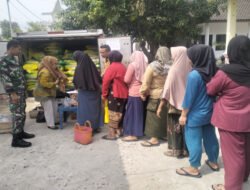 Bantu Warga Penuhi Kebutuhan Pokok dengan Harga Terjangkau, Babinsa Dampingi Gerakan Pangan Murah di Desa Kepet