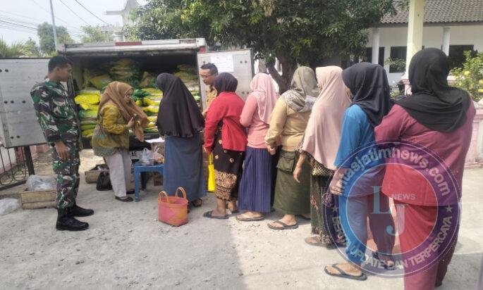 Bantu Warga Penuhi Kebutuhan Pokok dengan Harga Terjangkau, Babinsa Dampingi Gerakan Pangan Murah di Desa Kepet