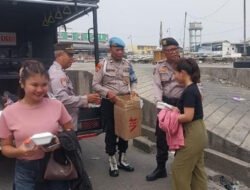 Jumat Peduli, Polsek Kawasan Muara Baru Bagikan 30 Paket Nasi Siap Saji dan Air Mineral kepada Masyarakat Pelabuhan
