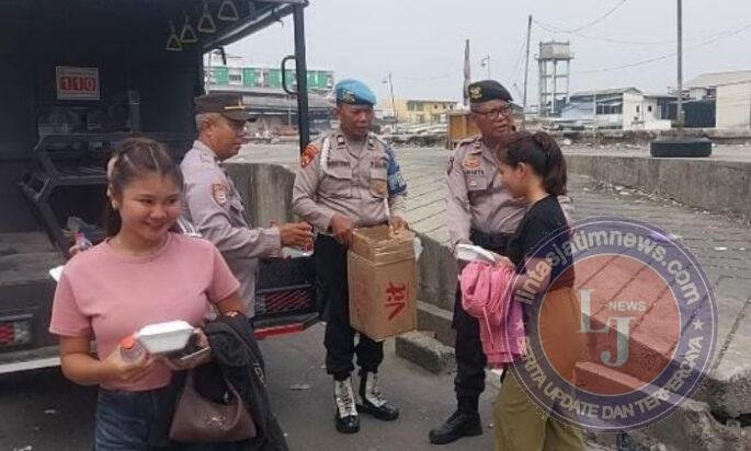 Jumat Peduli, Polsek Kawasan Muara Baru Bagikan 30 Paket Nasi Siap Saji dan Air Mineral kepada Masyarakat Pelabuhan