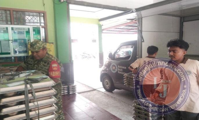 Babinsa Joyotakan Dukung Kelancaran Pendistribusian MBG di SMK Muhamadiyah 1 Surakarta