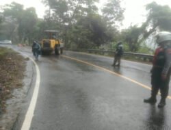 Gerak Cepat Babinsa Koramil 0801/01 Pacitan Bantu Bersihkan Material Longsor di Jalan Nasional Tamperan