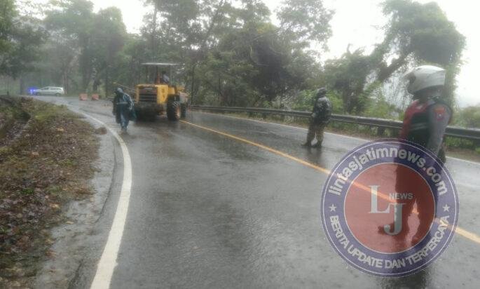 Gerak Cepat Babinsa Koramil 0801/01 Pacitan Bantu Bersihkan Material Longsor di Jalan Nasional Tamperan