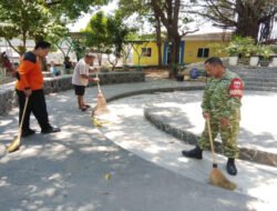 Wujudkan Taman Edukasi yang Asri, Babinsa Nusukan Bersama Pengelola Taman Cerdas Gelar Kerja Bakti