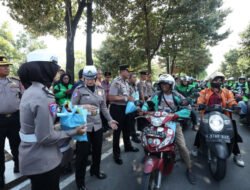 Jumat Berkah, Polda Jatim Salurkan 600 Paket Sembako untuk Pengemudi Ojol